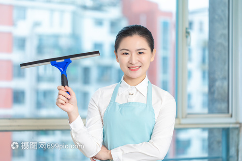 家政女性 手持清洁刷的勤勉形象